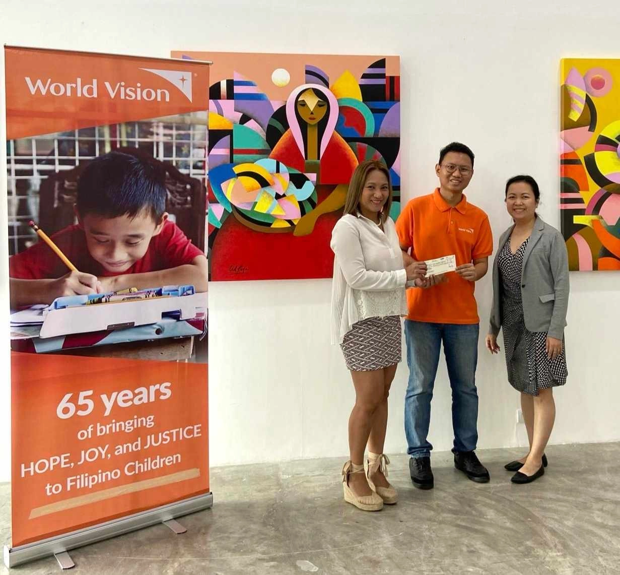 Cherry Fulgar of Imahica Art and Jayne Cauilan of Espacio Diseño proudly turned over the funds raised for the benefit of World Vision